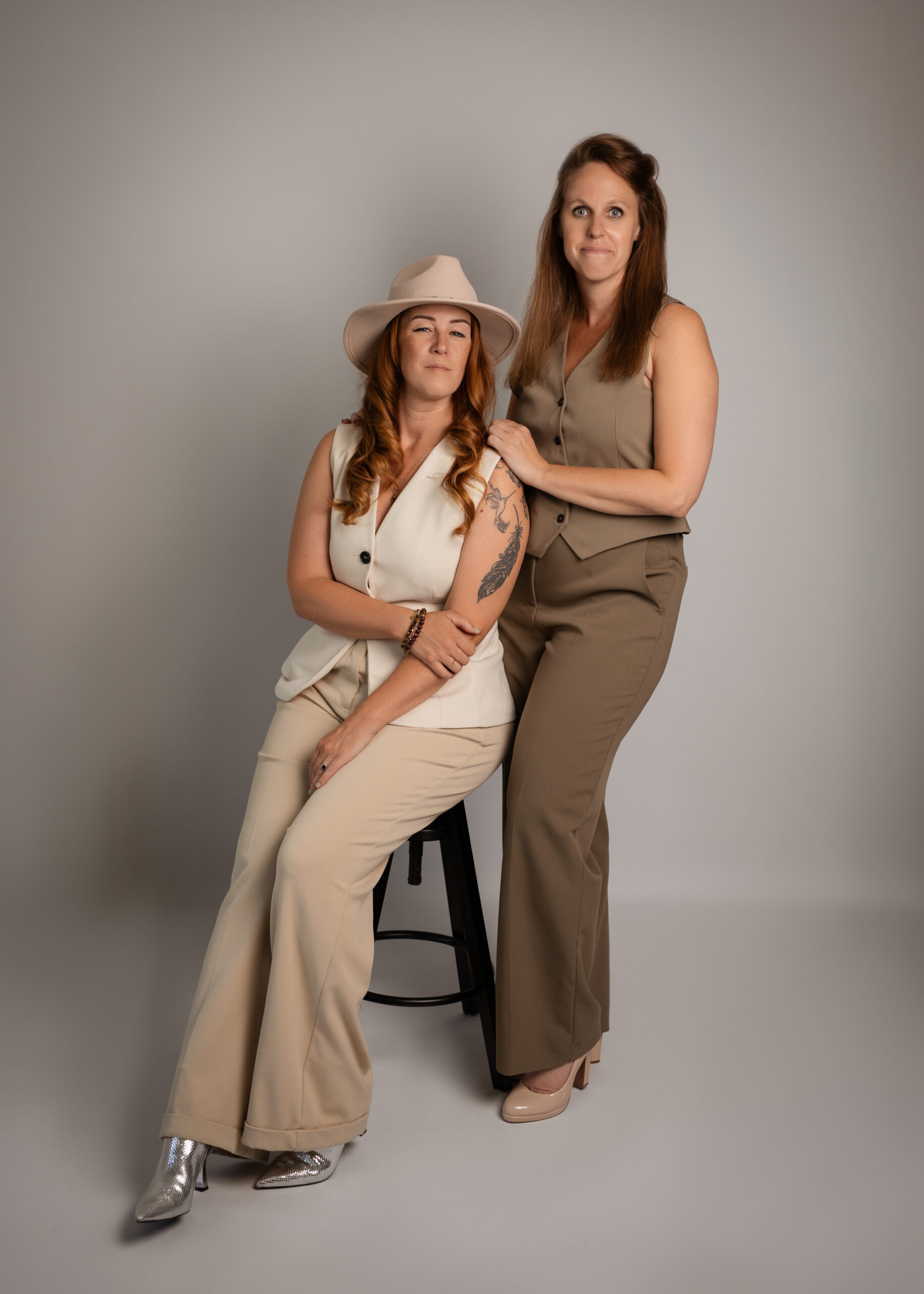 Madieken Romijn van Studio Romijn en haar marketingpartner van Ingrise in de fotostudio in Hardinxveld-Giessendam